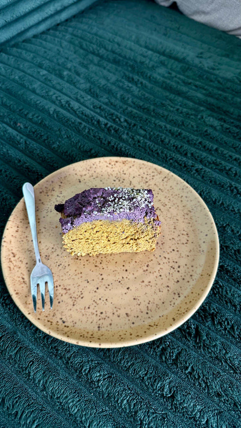 Veganer Chai-Kurkuma-Kuchen mit Blaubeer-Cashew-Creme und Hanfsamen, gemacht mit Mangala Sticky Chai