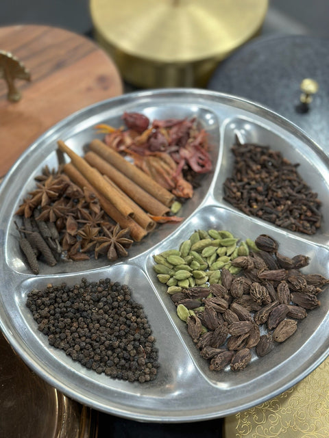 Chai ohne Industriezucker, Sticky Chai von Mangala mit Bio-Agavendicksaft im Glas