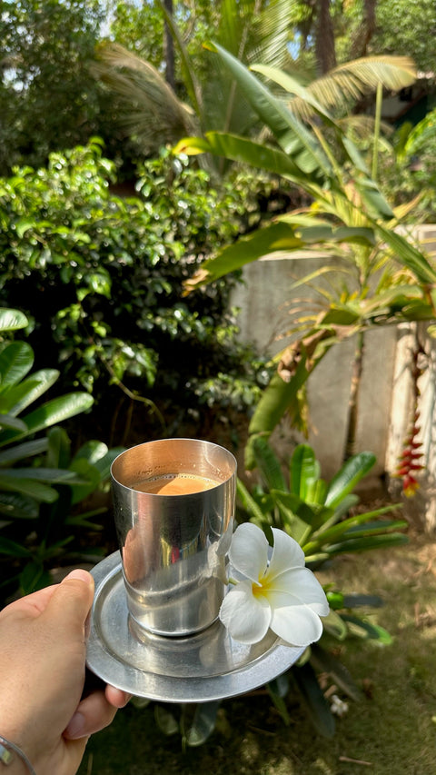 Welche Milch für Chai Latte? Hafermilch wird in einen Sticky Chai von Mangala gegossen