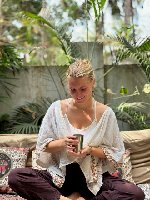 Sticky Chai von Mangala Chai im Glas mit ganzen Gewürzen und schwarzem Tee aus Assam und Ceylon