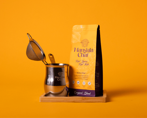 Mangala Chai Set mit Chai Pot, Sieb und Bambusbrett – alles für die perfekte Sticky Chai Zubereitung