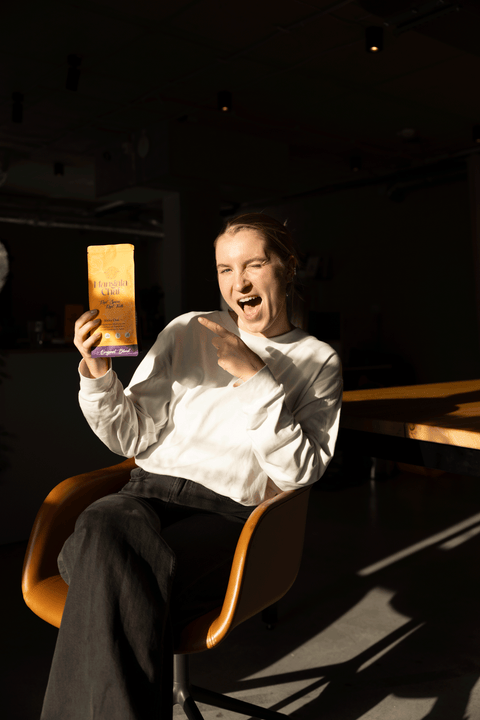 Mona, Gründerin von Mangala Chai, präsentiert stolz ihre handgemachte Sticky Chai Packung – mit Liebe in Hamburg gemacht