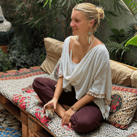 Mona in Indien beim Chai trinken auf der Yogamatte – die authentische Inspiration hinter Mangala Sticky Chai als bewusstes Ritual